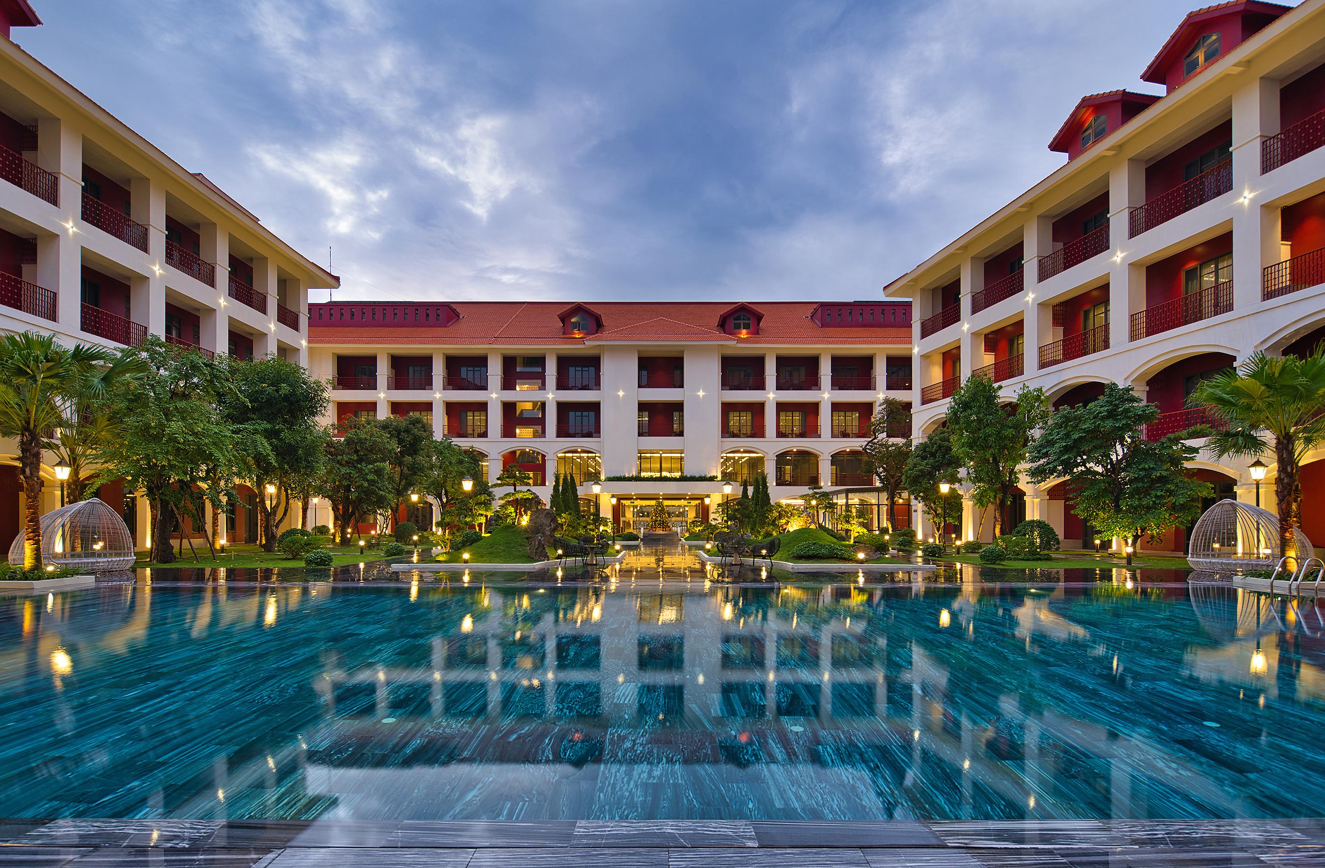 เซนนา เว้ โฮเต็ล Hotel ภายนอก รูปภาพ The hotel's main pool