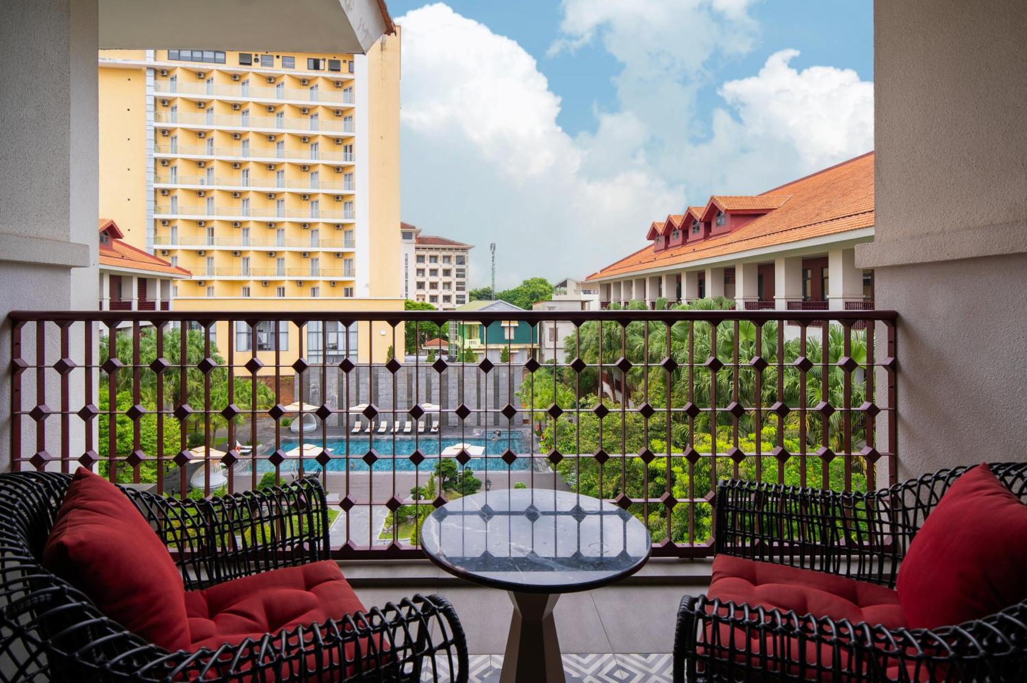 เซนนา เว้ โฮเต็ล Hotel ภายนอก รูปภาพ A balcony at the hotel
