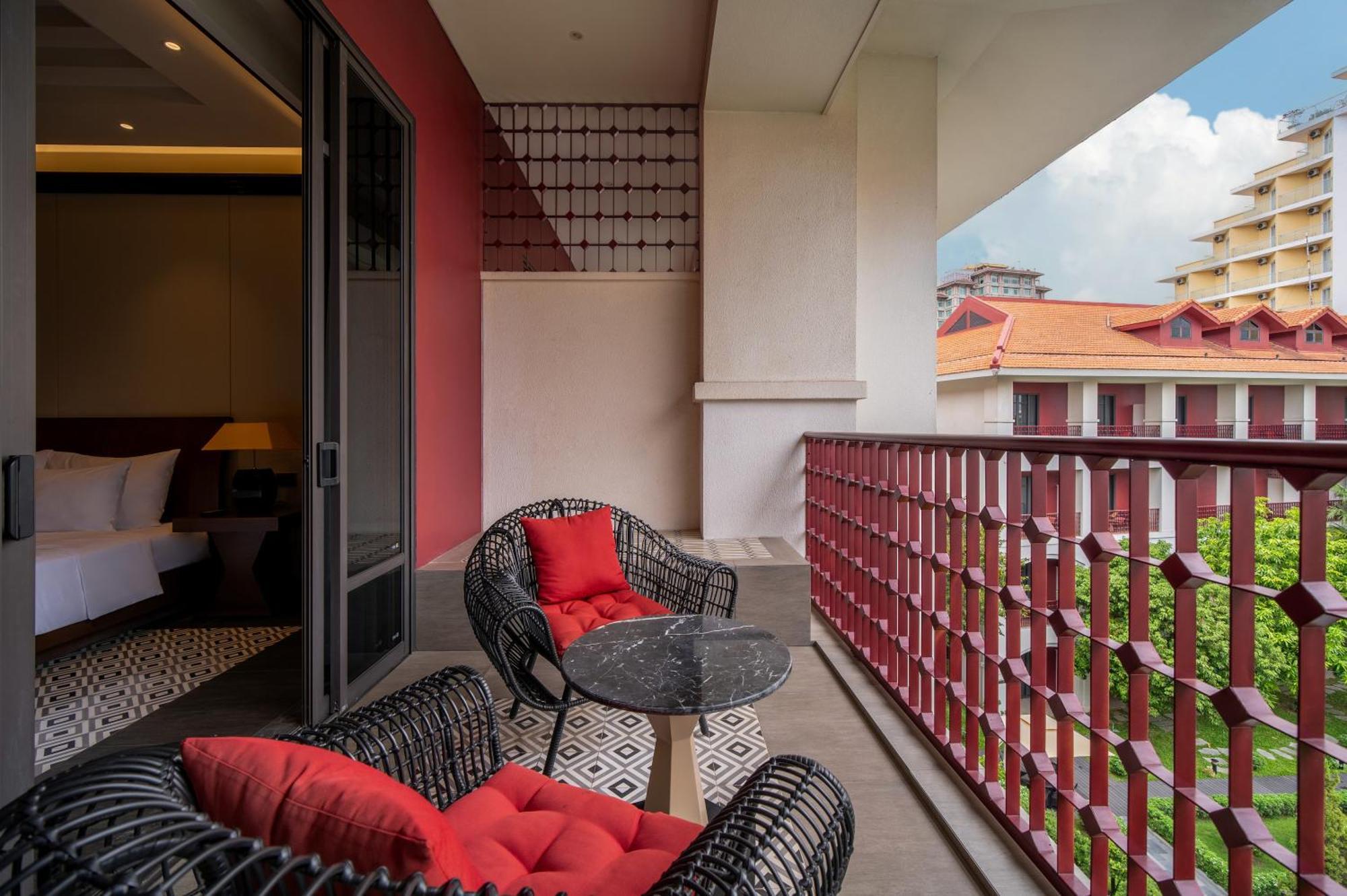 เซนนา เว้ โฮเต็ล Hotel ภายนอก รูปภาพ A balcony at the hotel